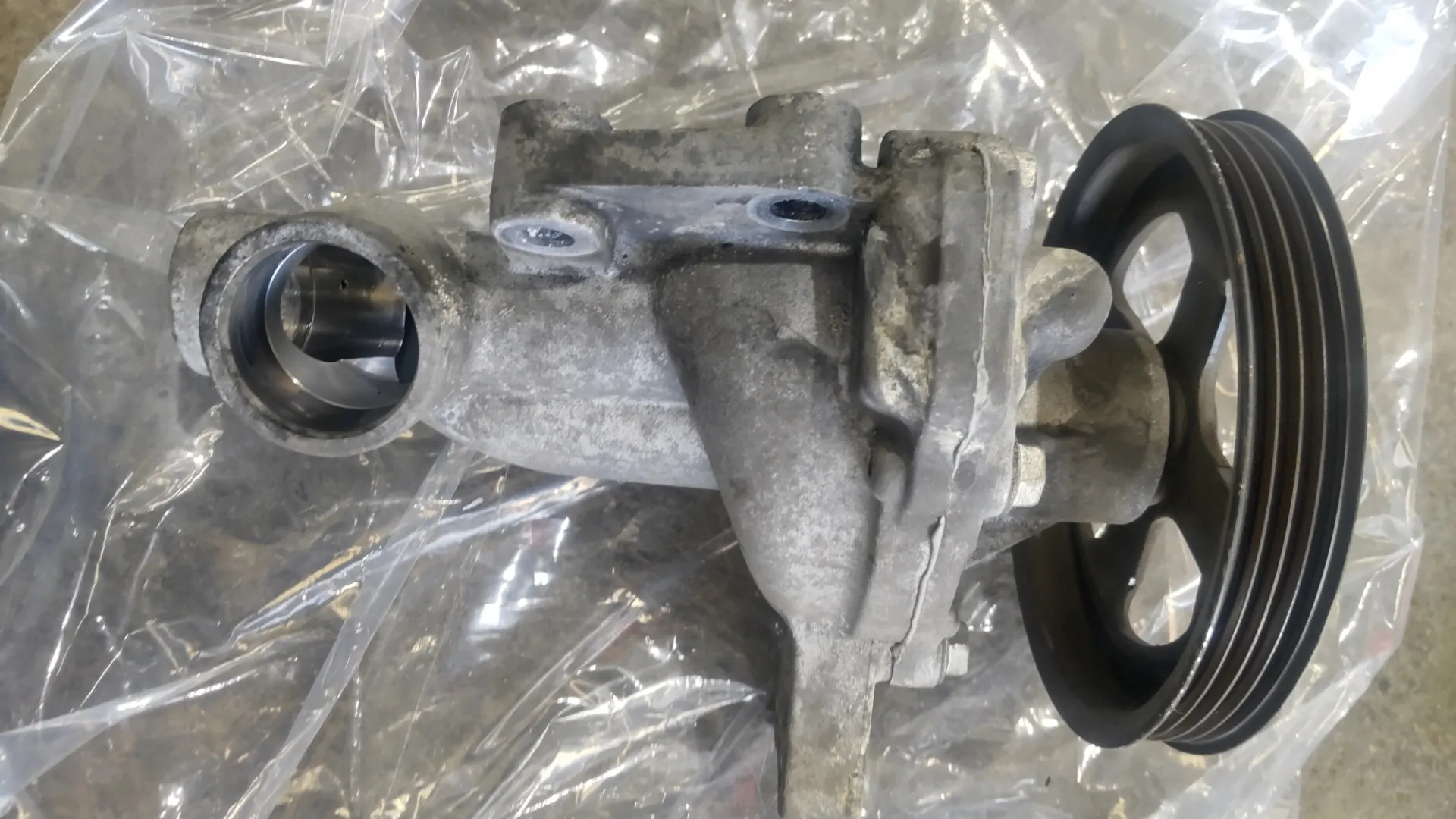 ワゴンRウォーターポンプから水漏れ