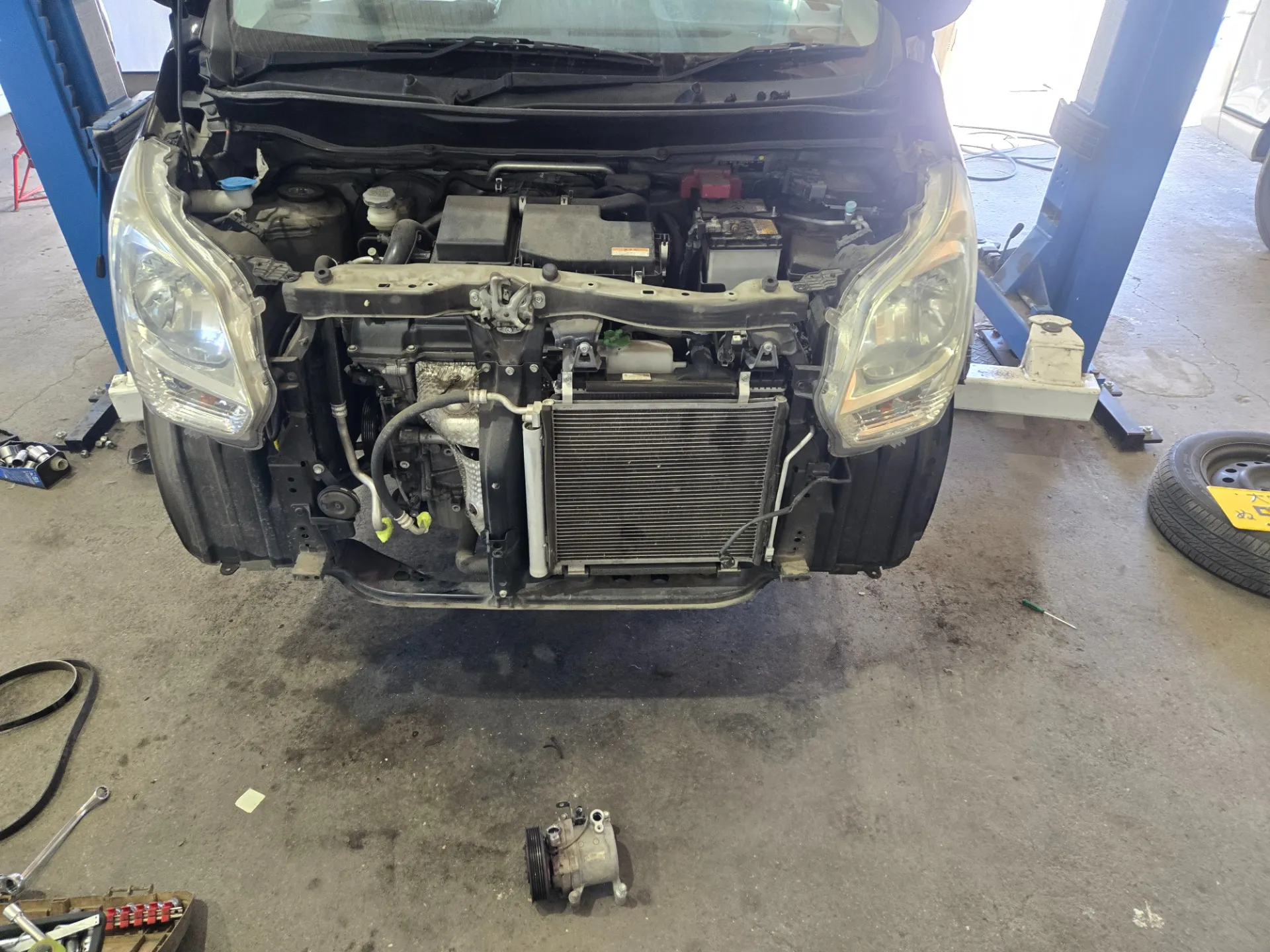 ワゴンRボンネットから変な音がする